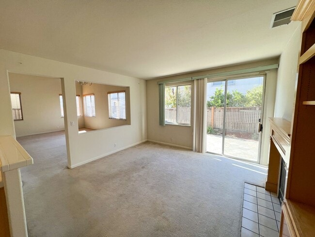 Building Photo - 4 Bedroom, 3 Bathroom Home in Heron Bay, S...