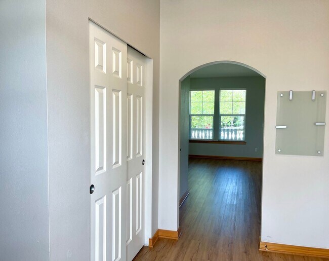 Building Photo - Desirable Downtown Poulsbo Place condo