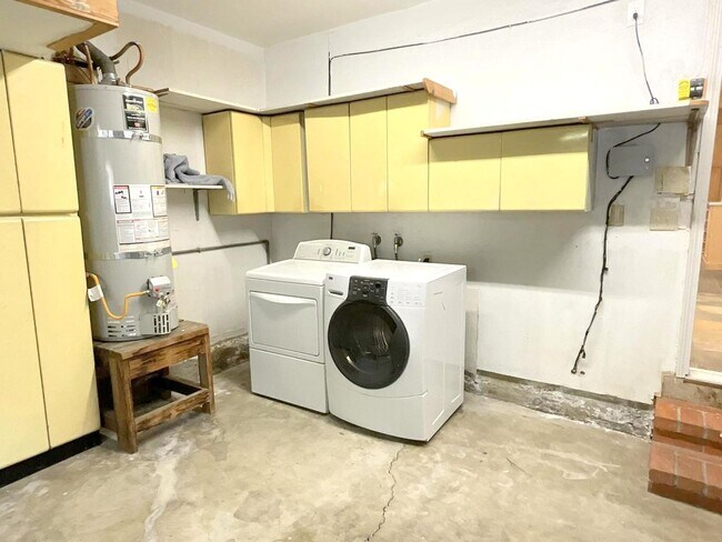 Building Photo - TOP LOCATION & TOP SCHOOLS ! Remodeled SAR...