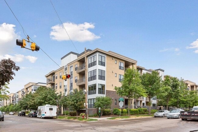 Building Photo - 2565 Franklin Ave