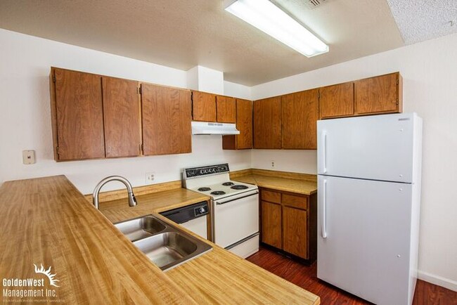 Building Photo - Beautifully Updated 2Bdm 1Ba Unit with Fir...