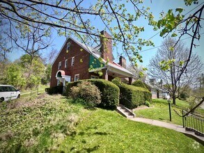 Building Photo - 8/1 Fantastic Location. Fenced Yard. 4 bed...