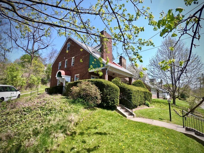 Primary Photo - 8/1 Fantastic Location. Fenced Yard. 4 bed...