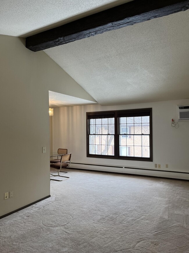 Building Photo - 1027 Smetana Rd