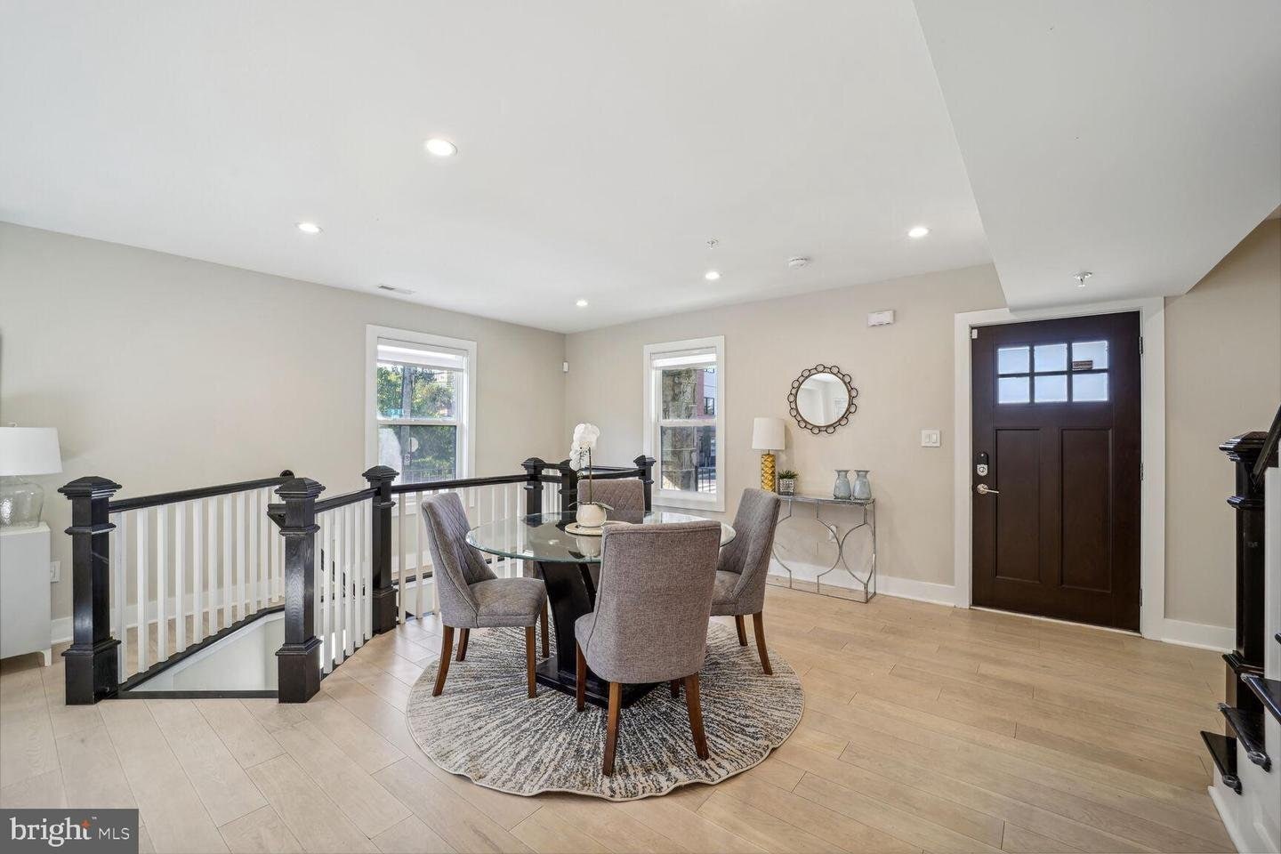 Building Photo - 901 Lawrence St NE