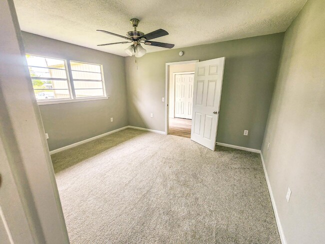 Building Photo - 305 Red Haven Dr