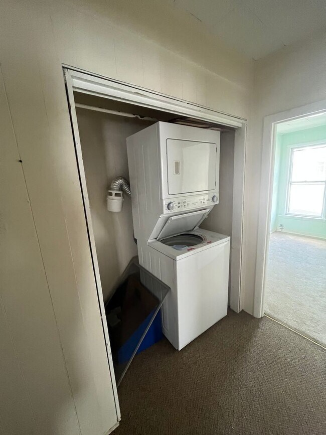 Building Photo - 2 Bedrooms, 1 Bath - 2nd Story - Available...