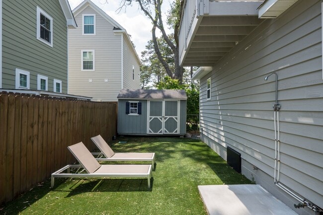Building Photo - Immaculate 3 bedroom 2 bath bungalow at Oc...