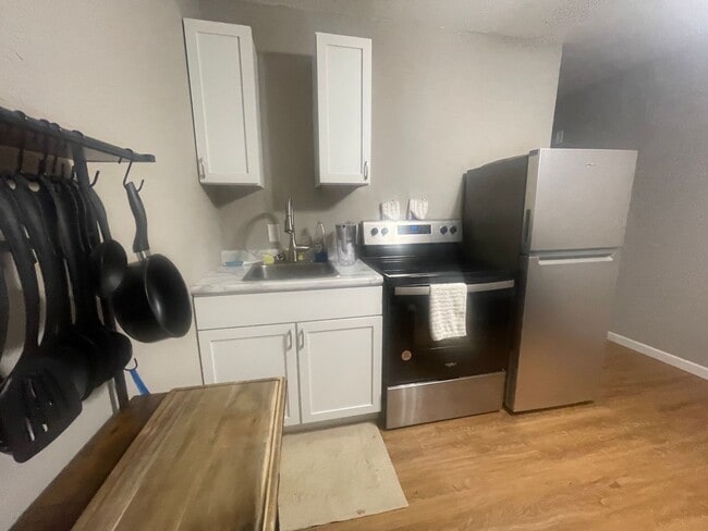 Building Photo - Studio Apartment  in Hollister, MO