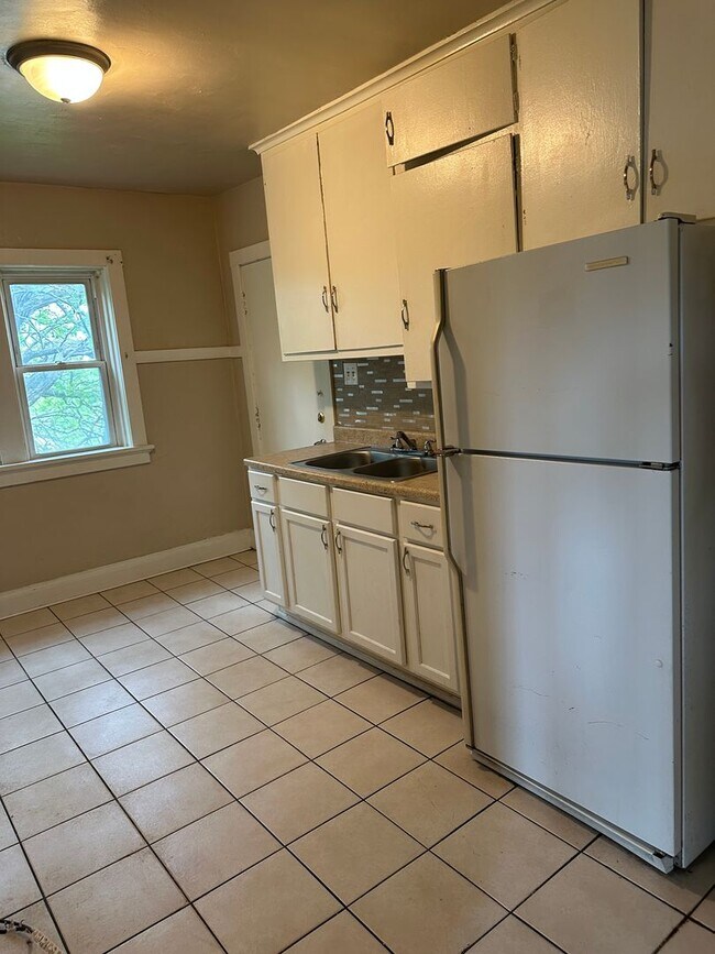 Building Photo - 2-Bedroom Apartment for Rent – $845 – Incl...