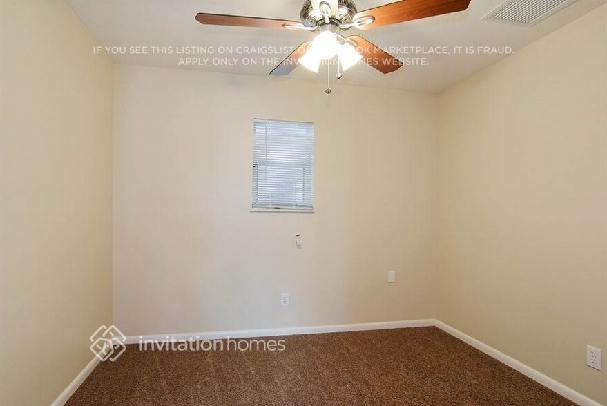 Building Photo - 832 SE Thornhill Dr