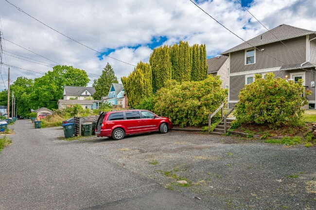 Building Photo - Sought-after 5-Bedroom Pet Friendly Home i...