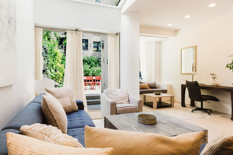 Building Photo - 323 E 51st St