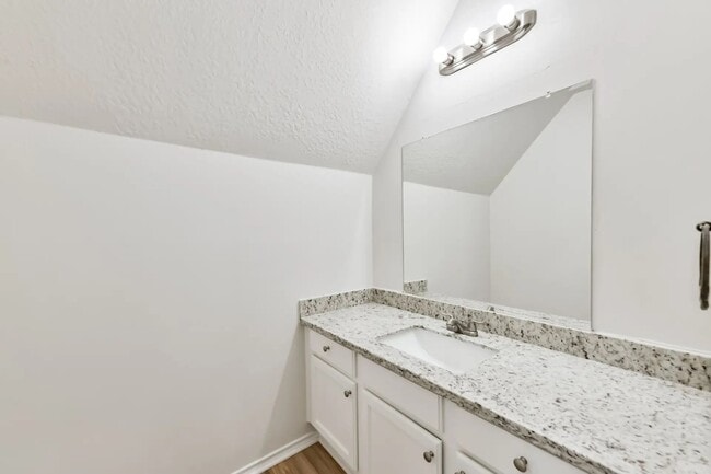 Building Photo - 106 Mango St