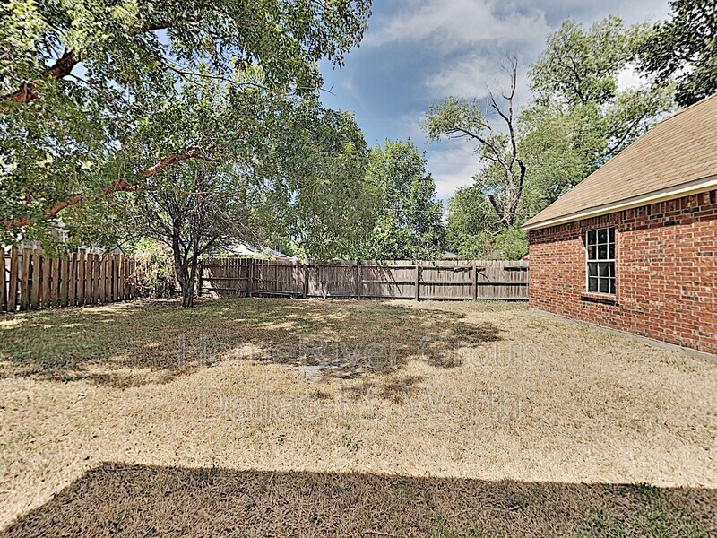 Building Photo - 2510 Valley View Dr