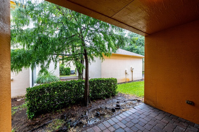 Building Photo - 2567 SE Ruskin Dr