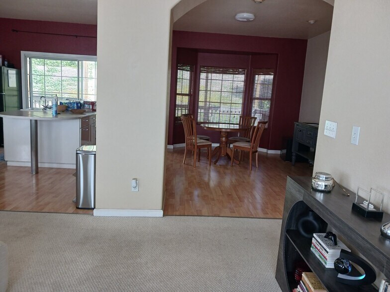 Building Photo - 10072 Roseview Dr