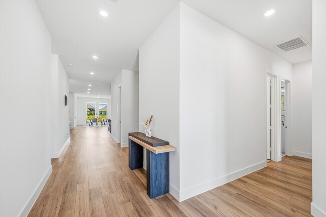 Building Photo - 31051 Sun Vly Dr