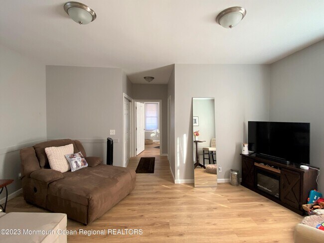 Building Photo - 809 16th Ave