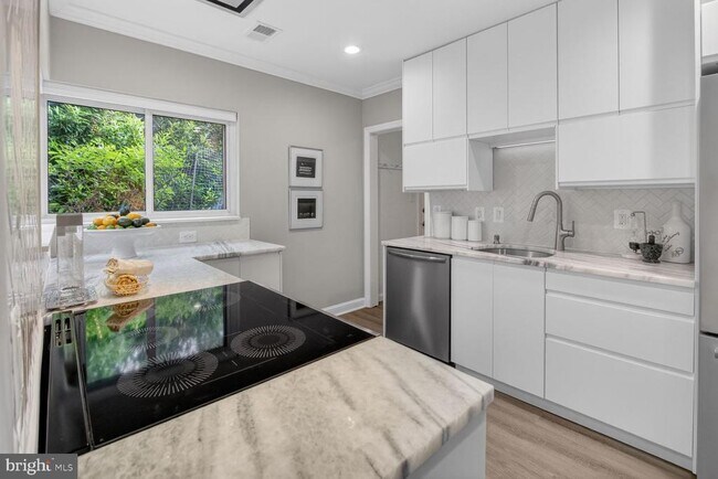 Building Photo - 3305 W Coquelin Terrace