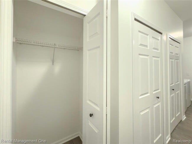 Building Photo - 5637 Twin Oaks Dr