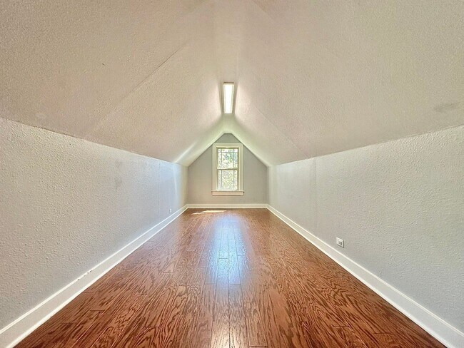Building Photo - Spacious 4 Bedroom in the Heart of Tyler! Available Now!