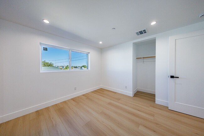 Building Photo - 1330 S Longwood Ave