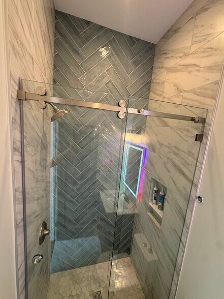 Building Photo - 688 King St