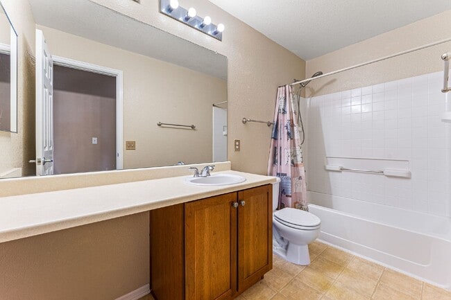Building Photo - Lovable 3 Bed, 2.5 Bath Single Family Thor...