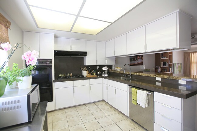 Kitchen - 13232 Fiji Way