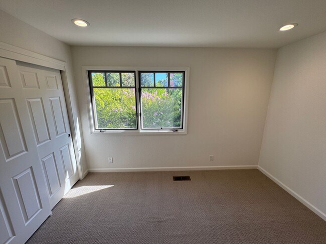 Building Photo - Beautifully Renovated 3BR/2.5BA Home in Co...