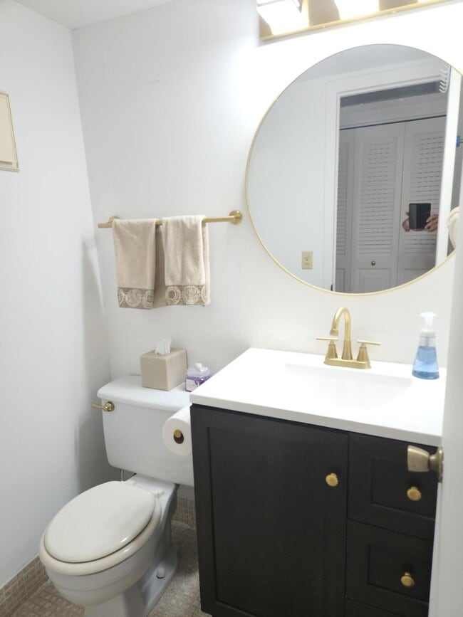 Building Photo - 3059 Ainslie Dr