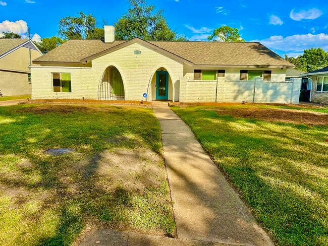 Building Photo - 2750 Manila Ln