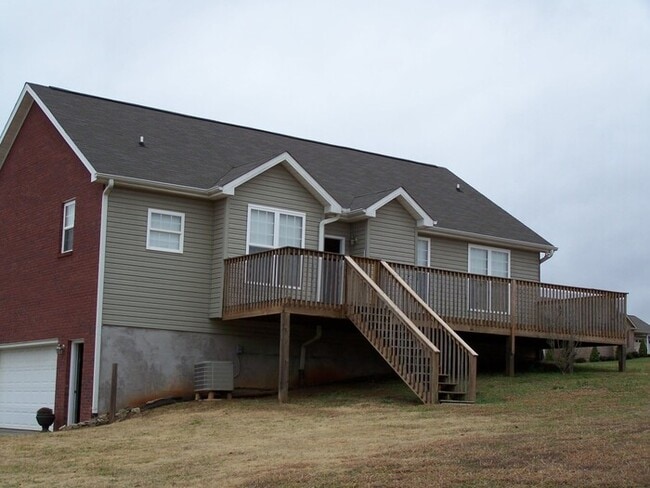 Building Photo - Charming Mountain Retreat in Seymour, TN!
