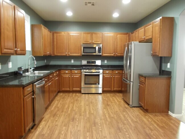 Building Photo - Spacious 3-Bedroom Cul-de-Sac Home in Prime Location