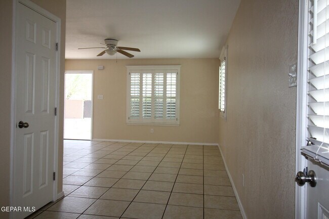 Building Photo - 9145 Begonia Pl