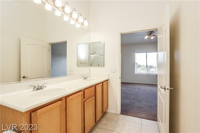 Building Photo - 2305 W Horizon Ridge Pkwy