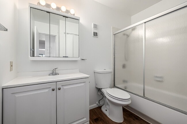 Building Photo - Freshly updated Two bed one bath for rent