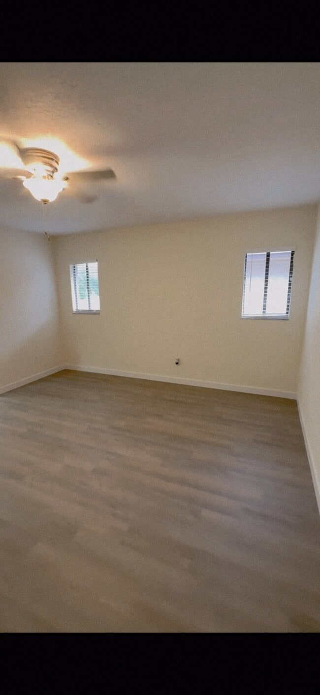 Building Photo - 121 Springwind Way