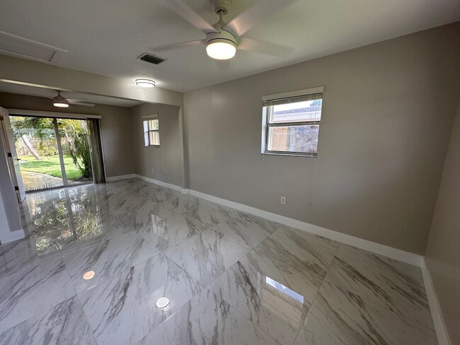 Building Photo - 765 E Dayton Cir