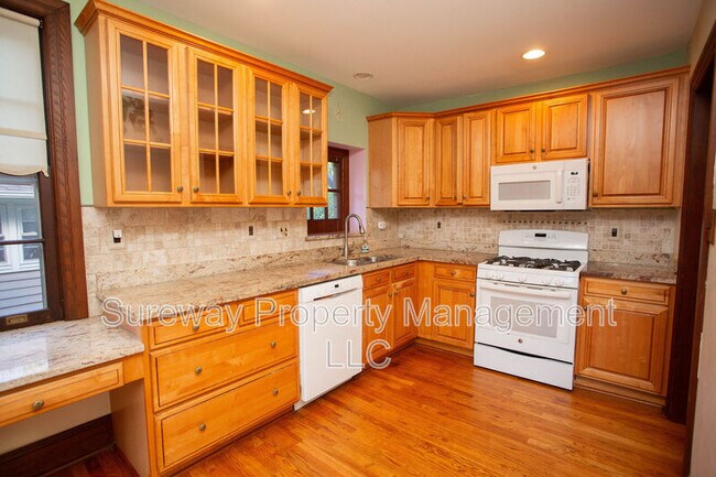 Building Photo - 319 N Newton Lake Dr