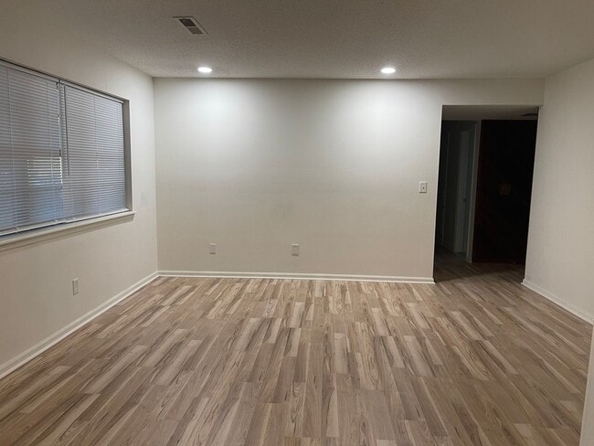 Building Photo - 3 bed - 1 bath - HUGE backyard