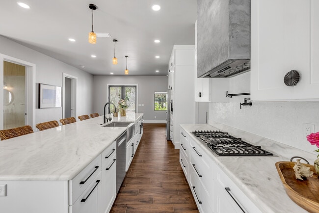 Building Photo - 1707 N Peninsula Ave