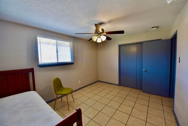 Building Photo - 710 W Cantu Rd