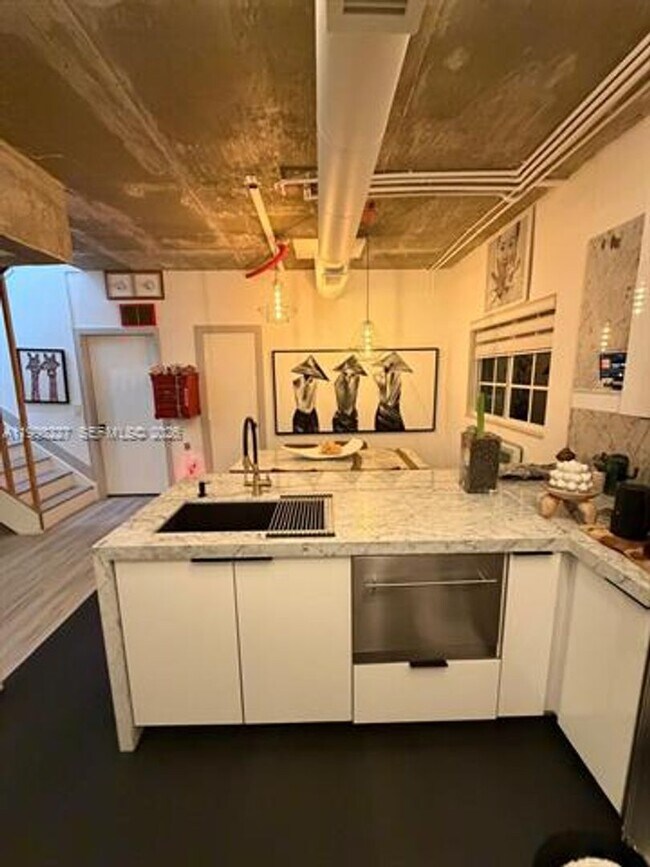 Building Photo - 455 NW 19th Ln