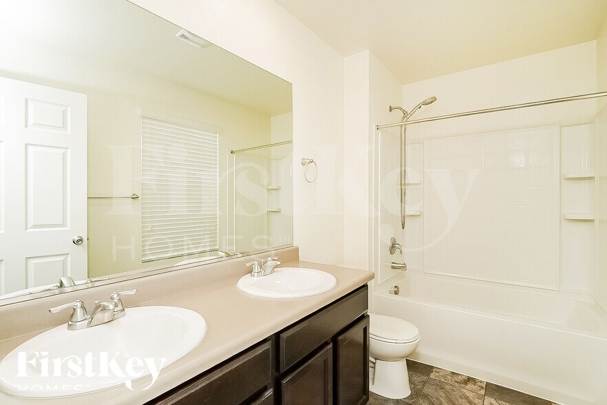 Building Photo - 816 Draw St