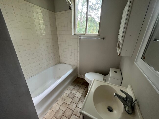 Building Photo - 319 S Hampton Dr