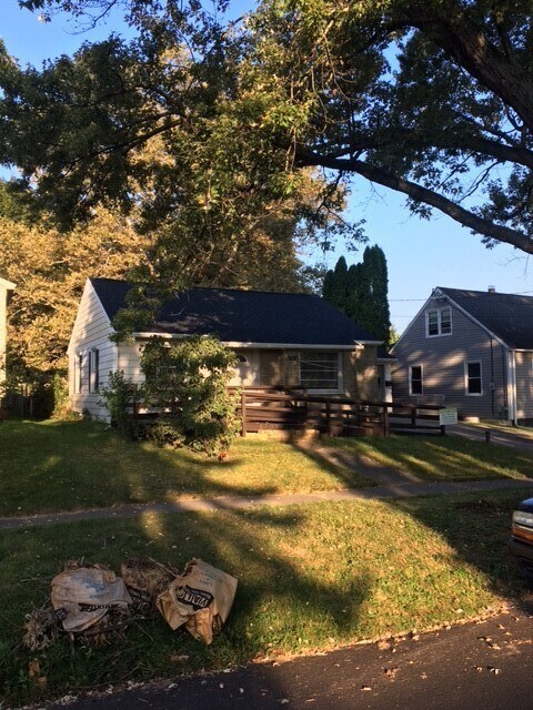 Primary Photo - Remodeled 3 Bed 1 Bath Eastwood Cape