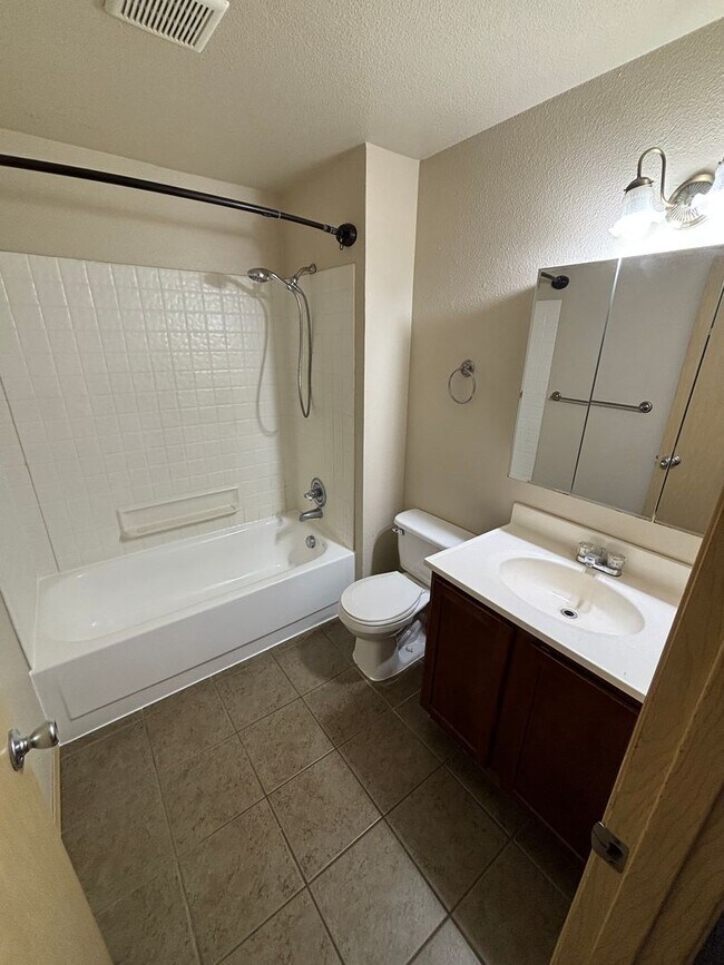 Building Photo - 1ST  FULL  MONTH'S  RENT  FREE    Pet-friendly Townhouse Near Parks and Downtown Newberg   Showin...