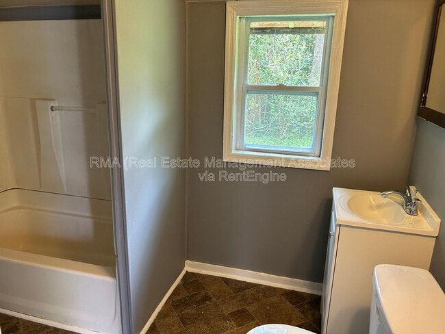 Building Photo - 522 W Slaton Ave